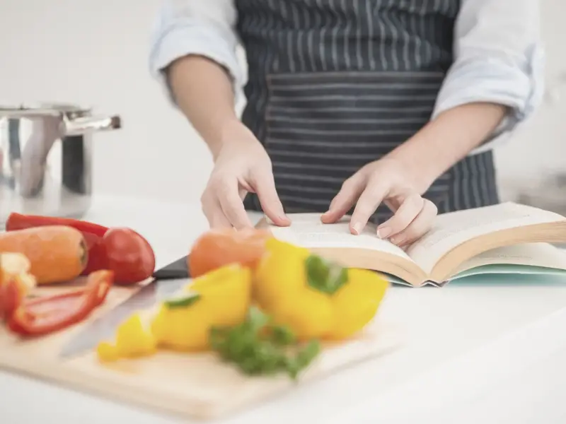 cozinheira lendo uma receita
