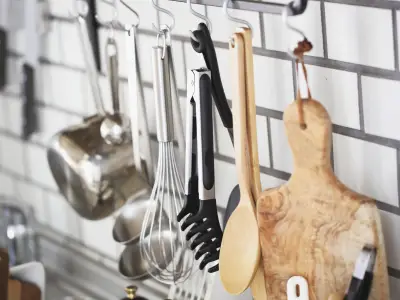 utensílios pendurados na cozinha
