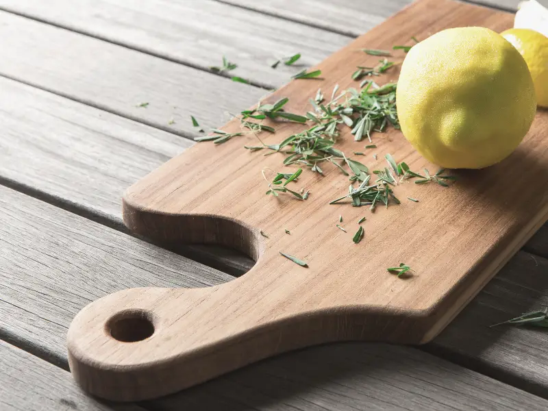 tábua de corte com limão siciliano