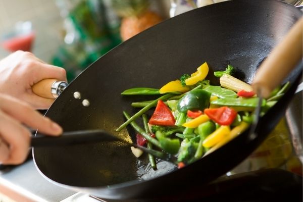 Panela wok no fogão