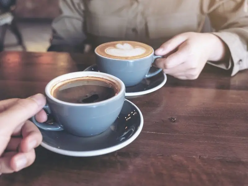 Duas pessoas tomando café 