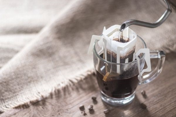 Drip coffee na xícara de café
