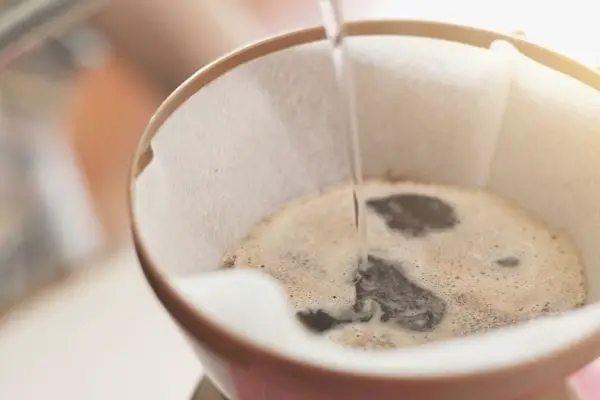 Café coado no filtro de papel - diferentes formas de fazer café

