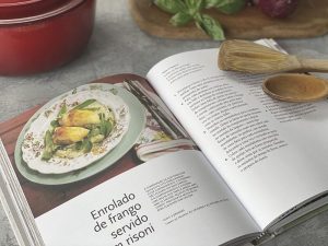 livro de receita com colher de paus