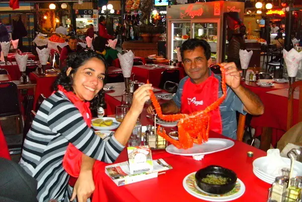 Casal segurando uma centolla em Santiago, Chile