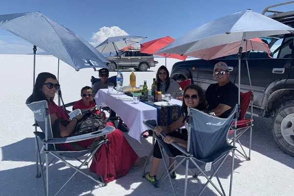 Familia 6 viajantes almoçando no Salar de Uyuni - experiências gastronômicas