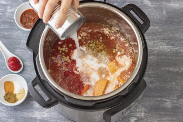 Cozinhar na panela de pressão elétrica