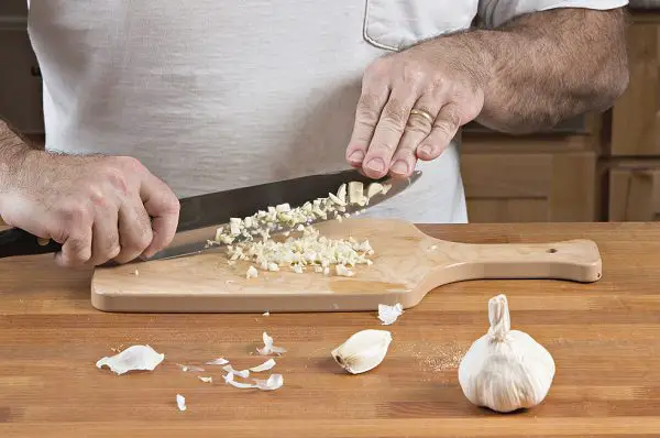 Como picar alho com uma faca