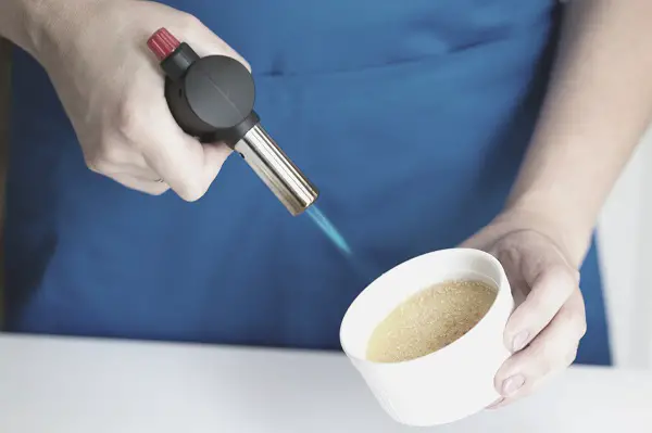 Como usar maçarico culinário - creme brulee
