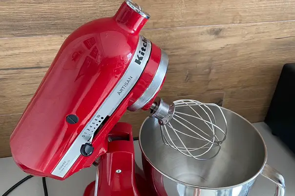 Batedeira KitchenAid vale a pena Batedeira KitchenAid com batedor do tipo fouet - 
