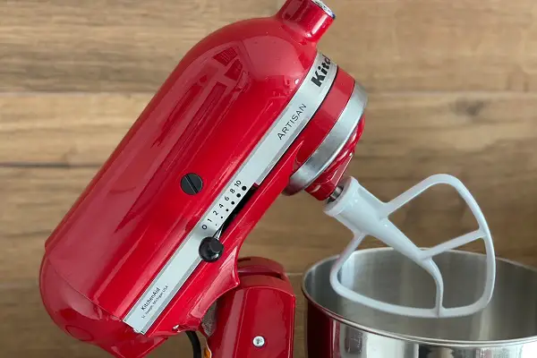 Batedeira KitchenAid vermelha com batedor pá plana
