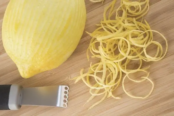 Raspas de limão para tempero lemon pepper - usando um zester
