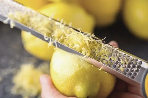 Raspas de limão usando um ralador plano. 
