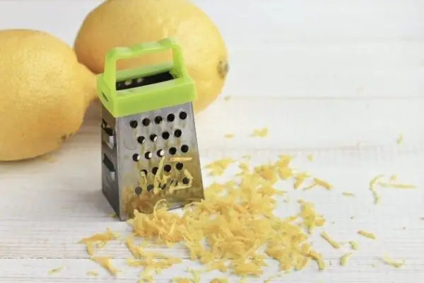 Mini ralador para tirar raspas do limão siciliano.