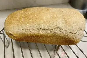 Pão na grade de resfriamento