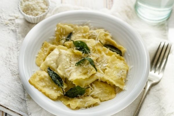 Ravioli com manteiga e salvia
