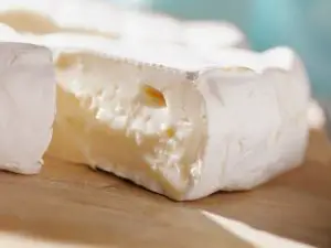 Fatia de queijo brie