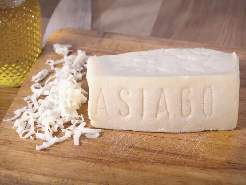 Pedaço de queijo asiago - como comer queijo asiago
