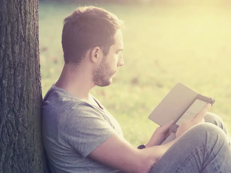 Homem lendo com um Kindle