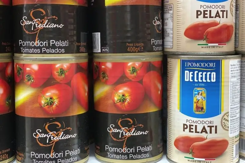 Latas de tomate pelado
