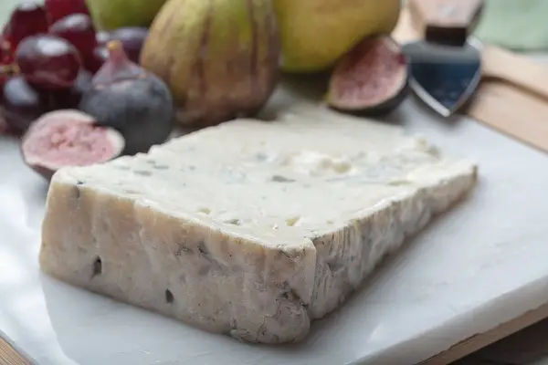 Pedaço de queijo gorgonzola dolce 