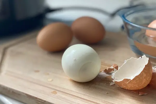 Ovos cozidos na panela de ressão elétrica descascados