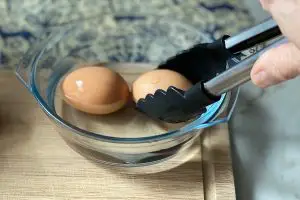 Tigela com água gelada para os ovos esfriarem