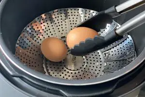Ritire os ovos da panela