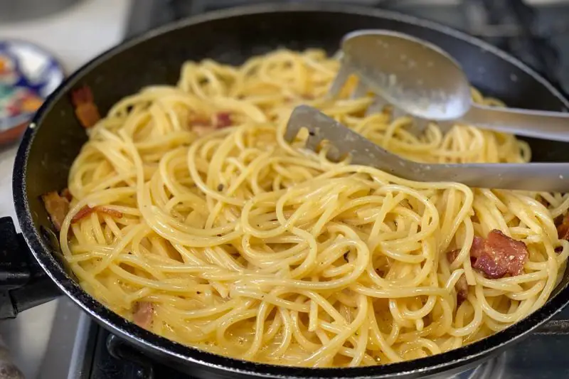 Frigideira com espaguete carbonara - como cozinhar macarrão perfeito.
