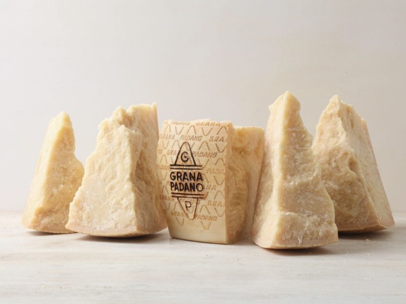 Pedaços de queijo grana padano DOP