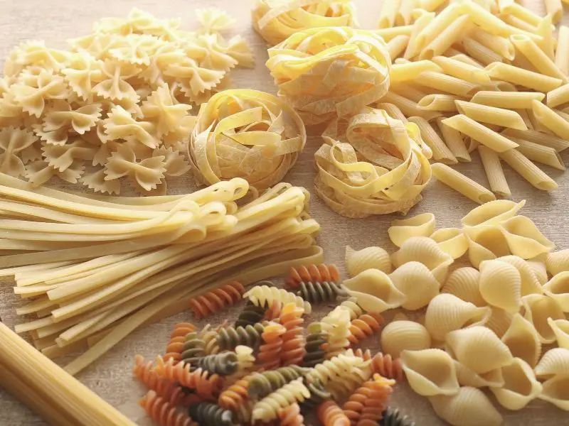 Tipos de macarrão - diversos tipos de macarrão em uma mesa