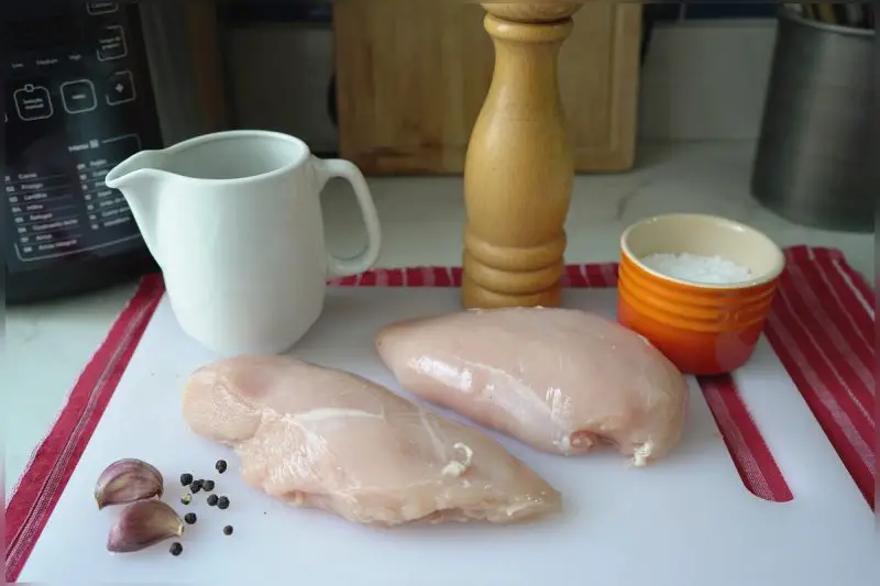 Ingredientes para fazer peito de frango cozido desfiado
