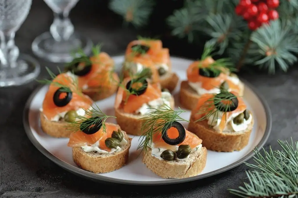 Canapés de salmão defumado, alcaparras e endro