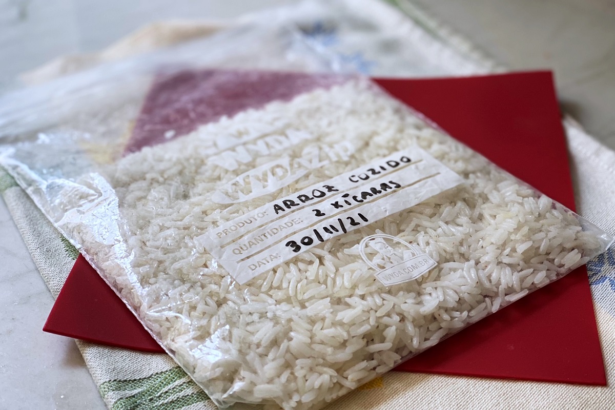 Saco plástico com porção de arroz para congelar