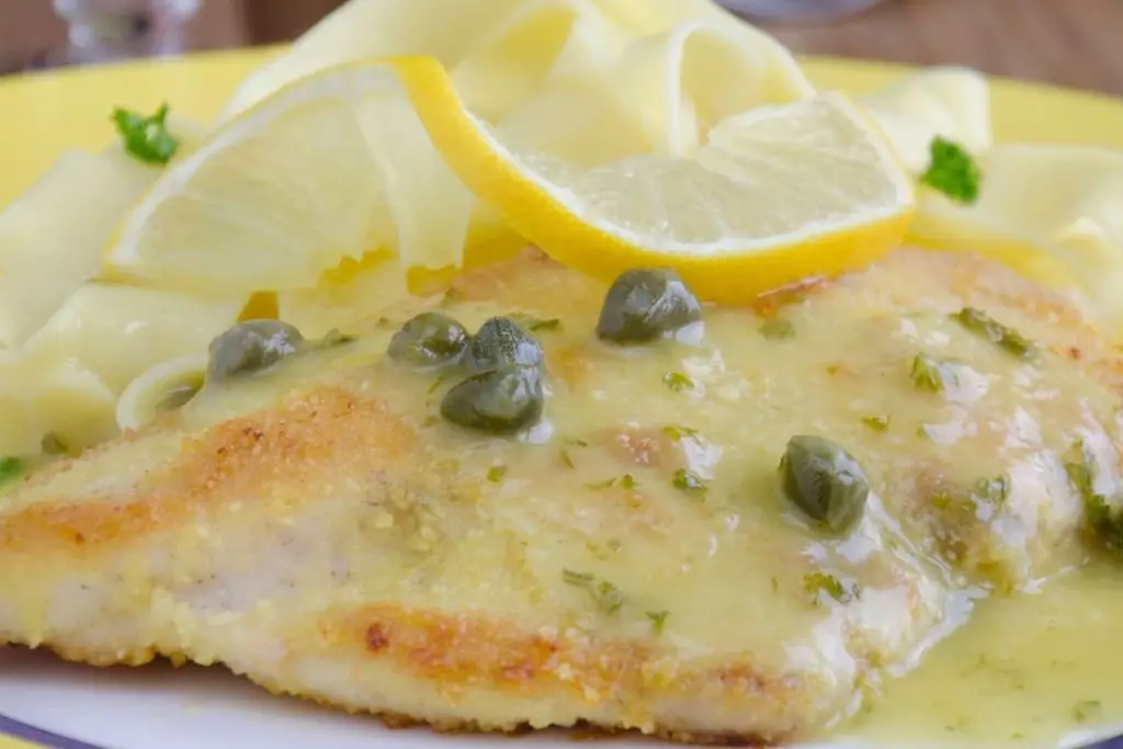 Piccata de frango com alcaparras e limão siciliano