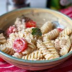 Salada de macarrão com atum tomate e cogumelos