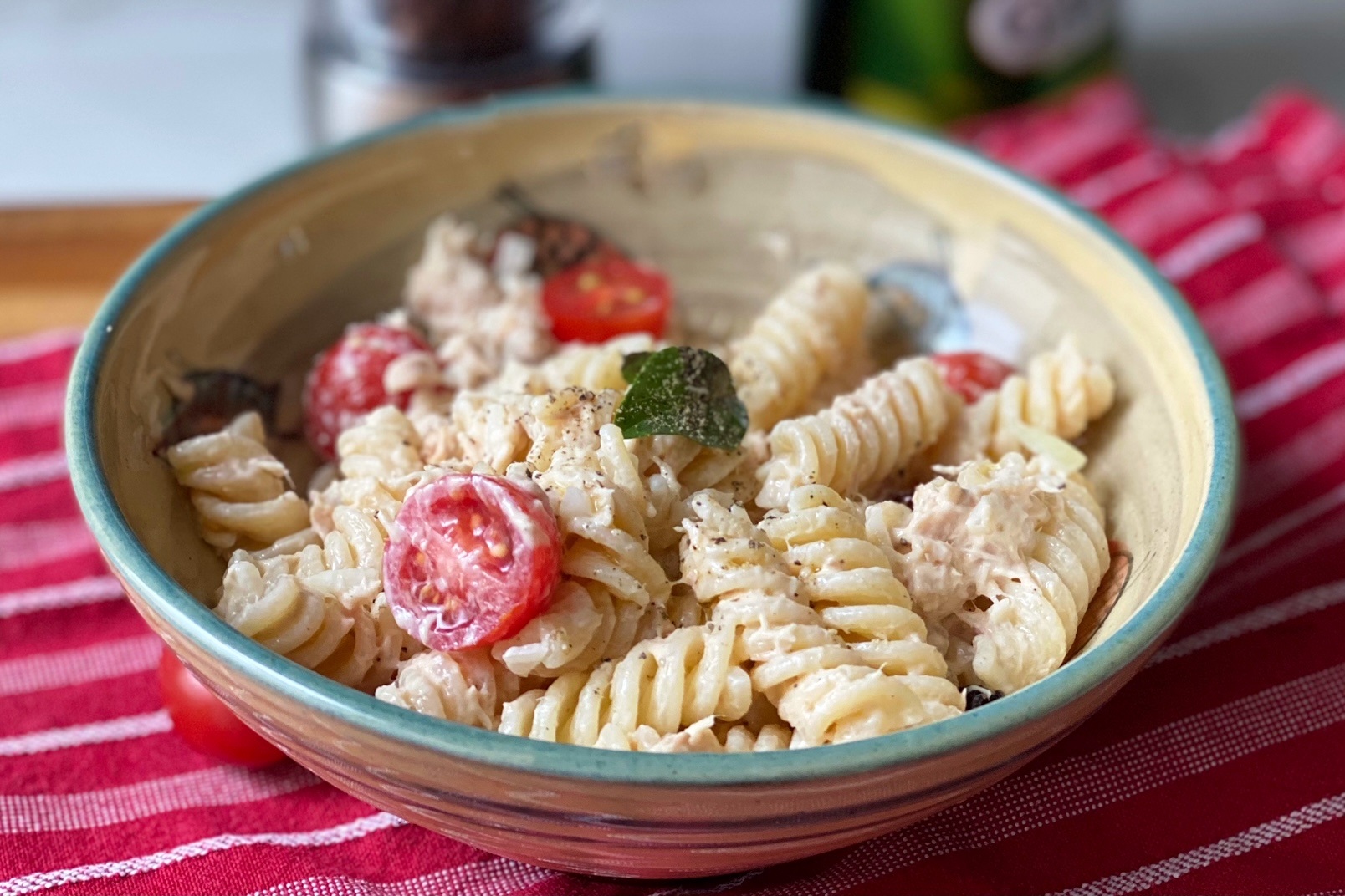 Salada de macarrão com atum tomate e cogumelos