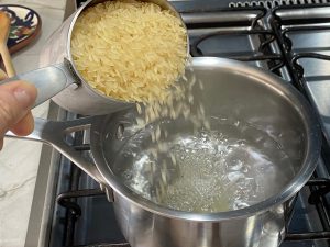 Arroz parboilizado na água fervente