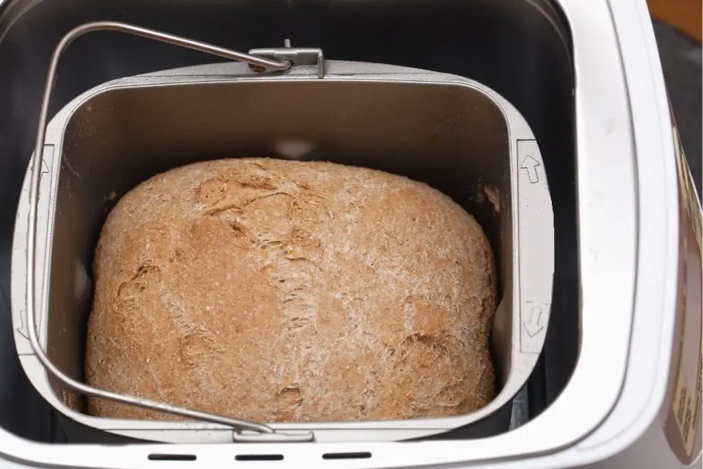 Pão no recipiente da máquina de fazer pão