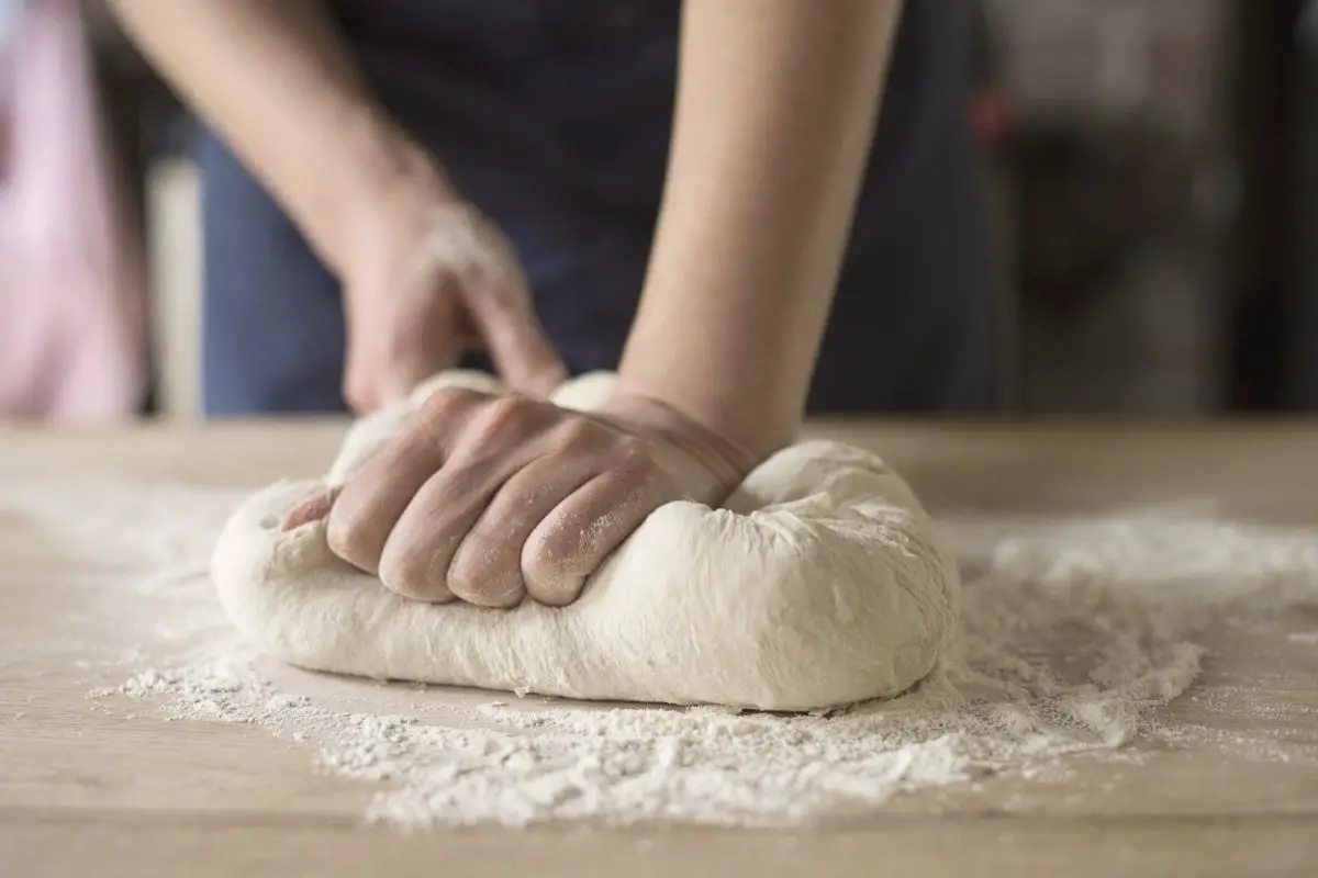 Pessoa sovando massa para pão