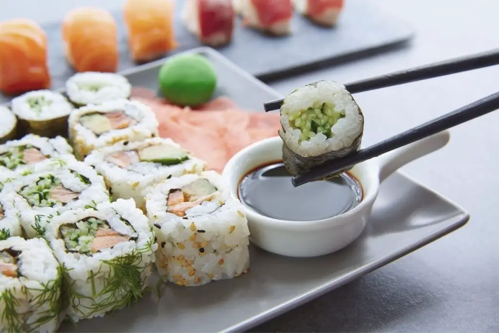 Acompanhamentos do sushi - molho shoyu, gengibre e wasabi