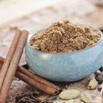 Tempero garam masala em uma tigela azul