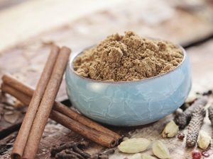 Tempero garam masala em uma tigela azul