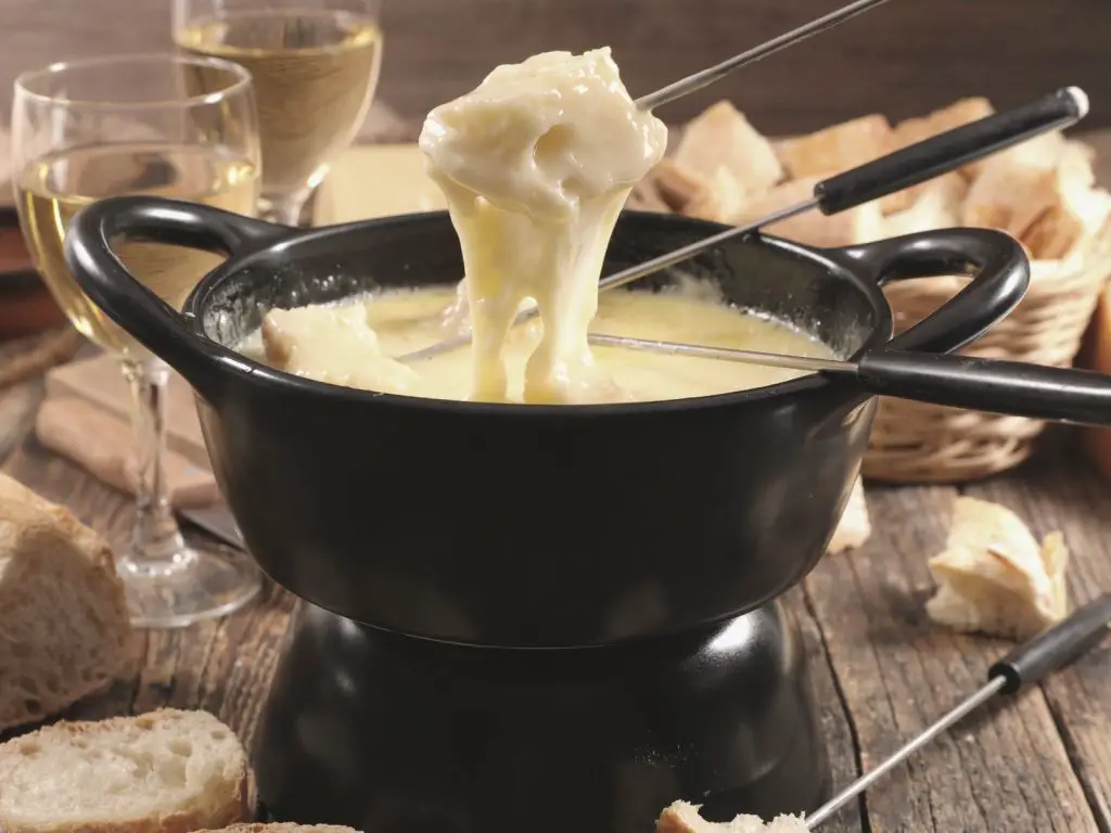Fondue de queijo: tipos de queijo para fondue