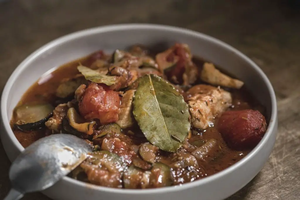 Ensopado de frango com folha de louro