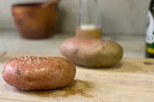 Batata com óleo, sal e pimenta