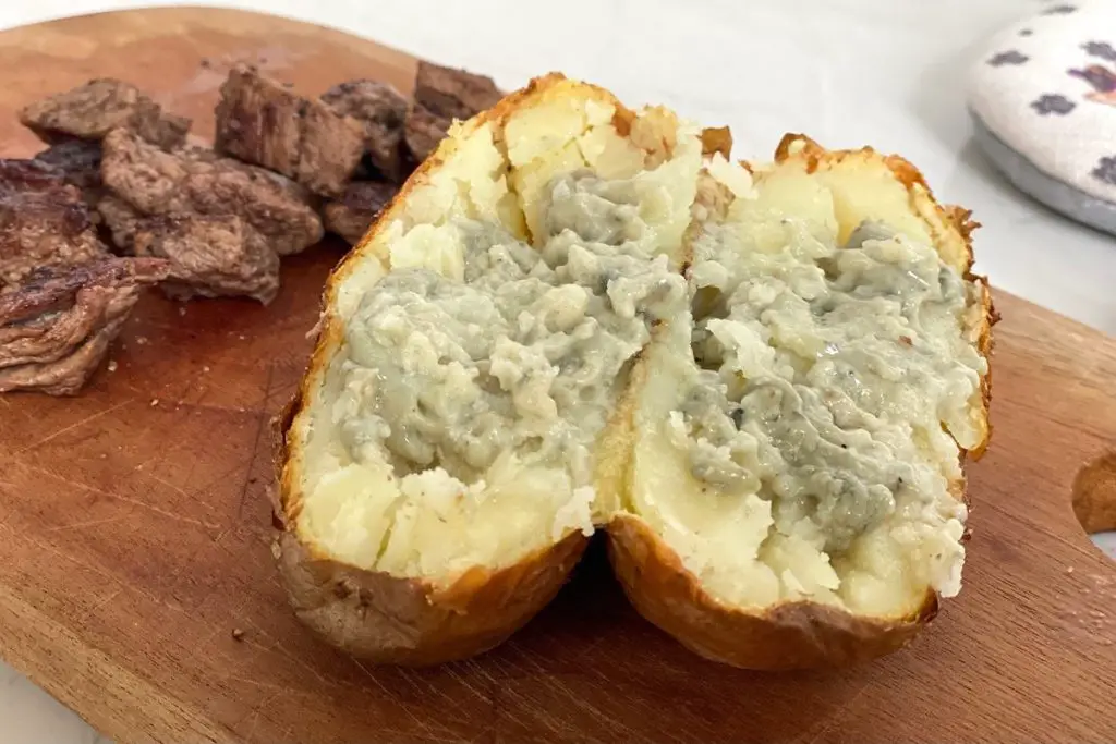 Batata recheada na airfryer com creme de gorgonzola 